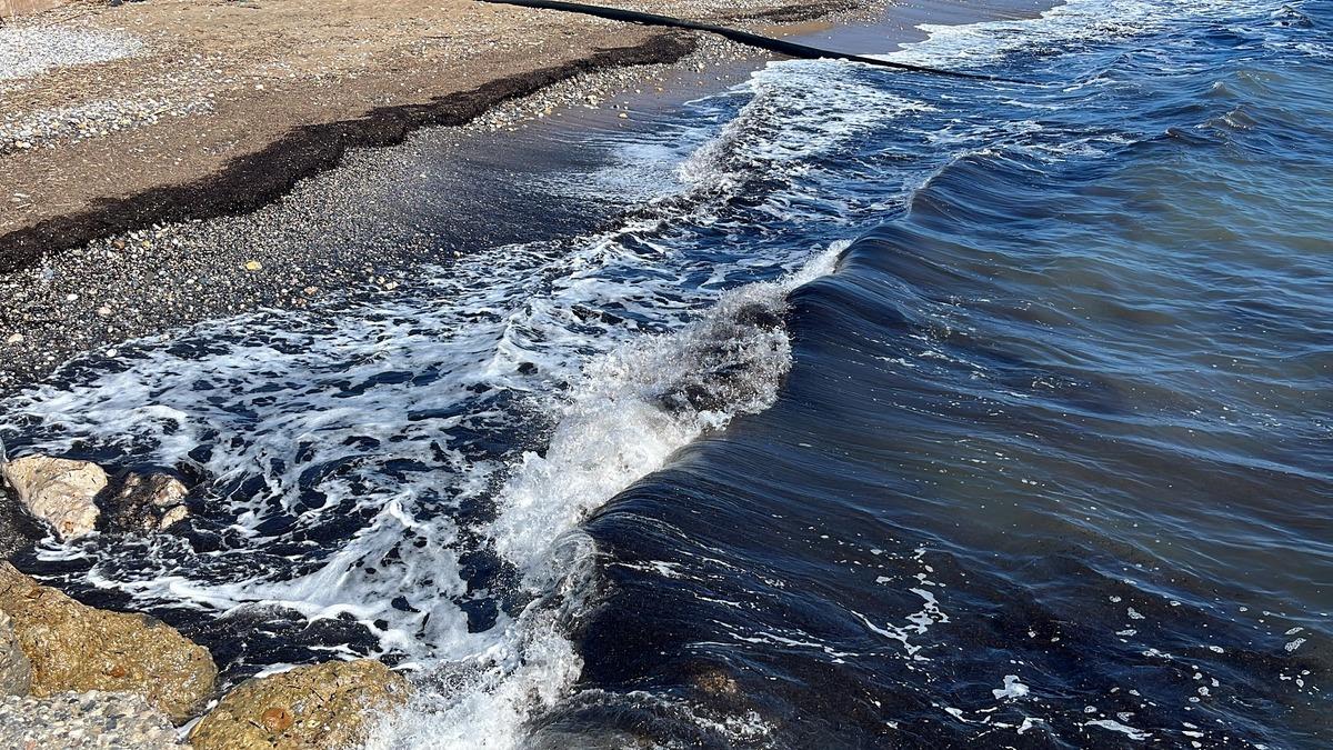 Alanya sahilde siyah tabaka oluştu! Nedeni sonradan ortaya &ccedil;ıktı 4