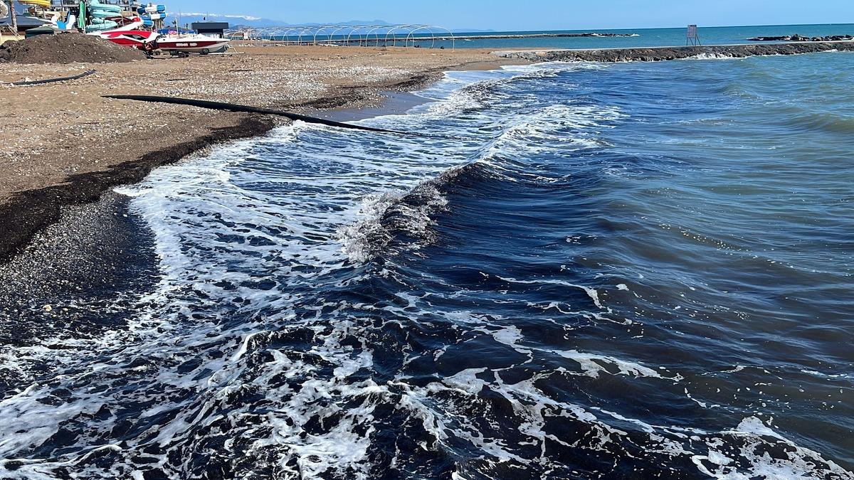 Alanya sahilde siyah tabaka oluştu! Nedeni sonradan ortaya &ccedil;ıktı 5