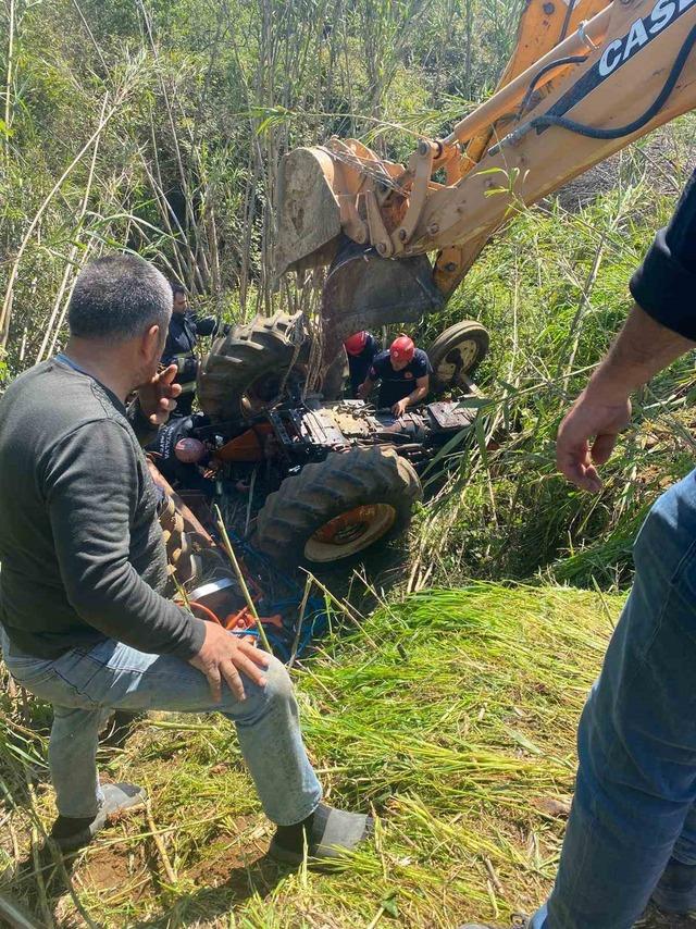Aksu&rsquo;da trakt&ouml;r dereye devrildi s&uuml;r&uuml;c&uuml; hayatını kaybetti 1