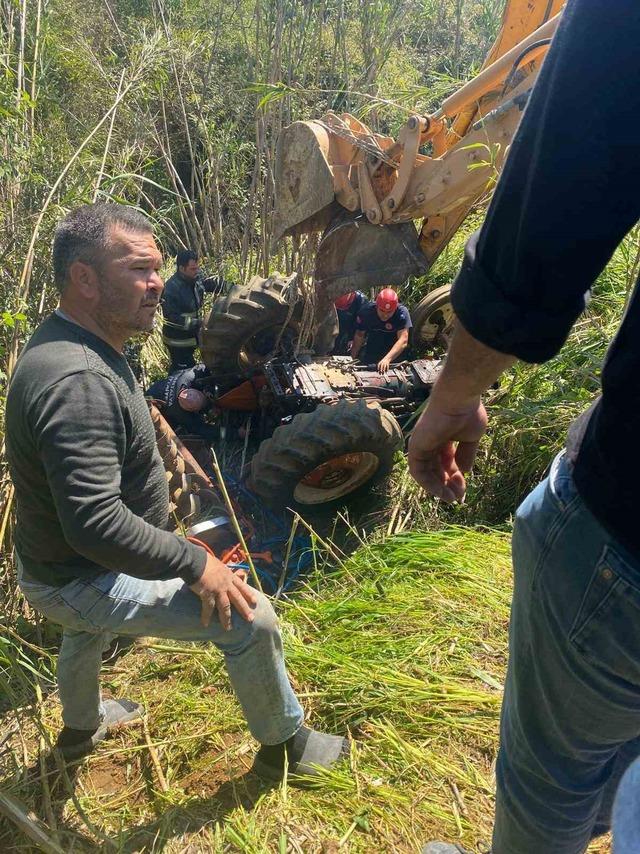 Aksu&rsquo;da trakt&ouml;r dereye devrildi s&uuml;r&uuml;c&uuml; hayatını kaybetti 2