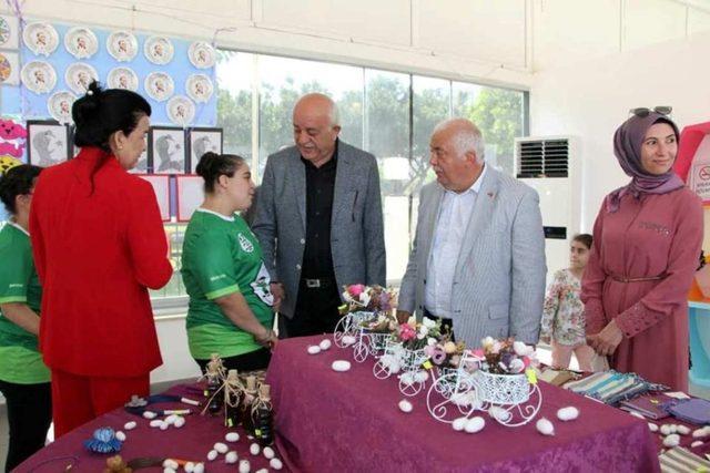 Down sendromlu çocuklar yararına resim sergisi ve kermes