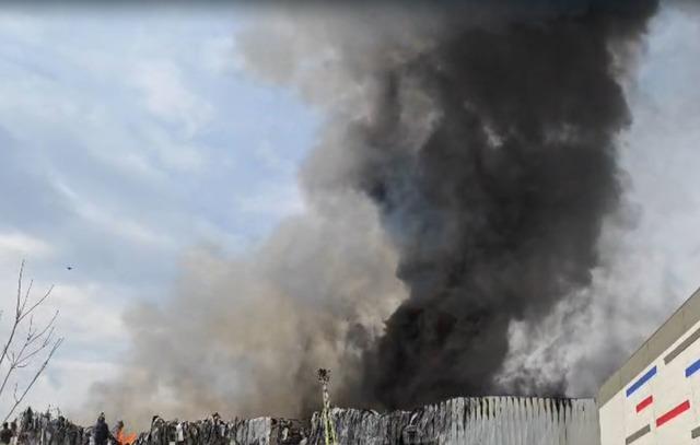 Yenimahalle de mobilya deposunda yangın 2