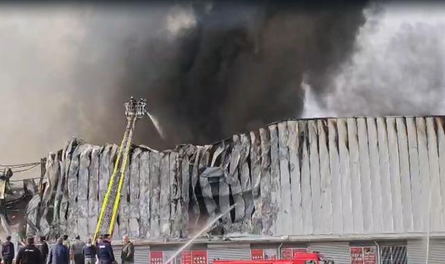 Yenimahalle de mobilya deposunda yangın 1