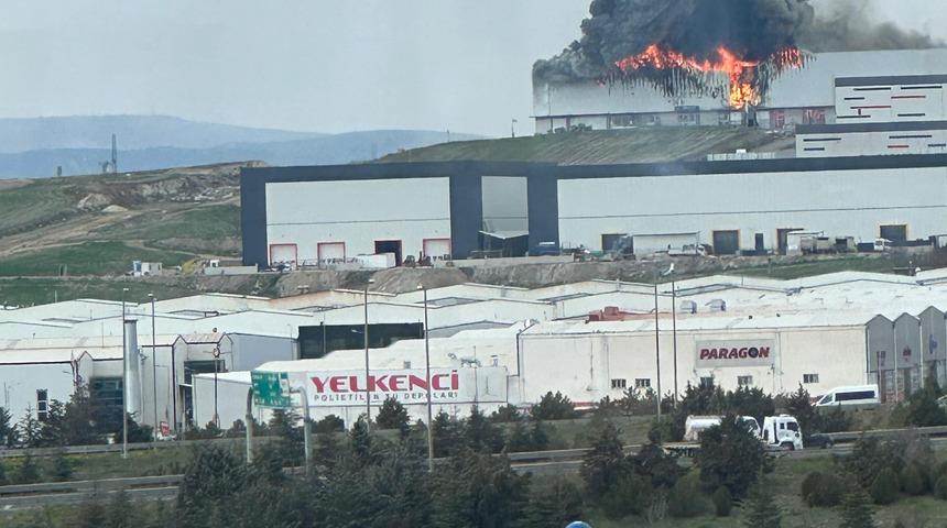 Yenimahalle'de mobilya deposunda yangın