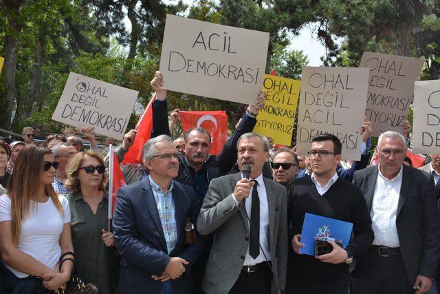 Bilecik'te CHP'liler oturma eylemi yaptı