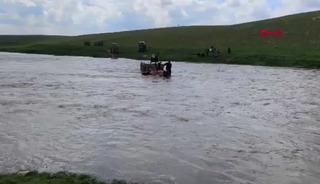 Yer: Şanlıurfa! Trakt&ouml;rle dereden ge&ccedil;erken mahsur kalan 3 kişi kurtarıldı