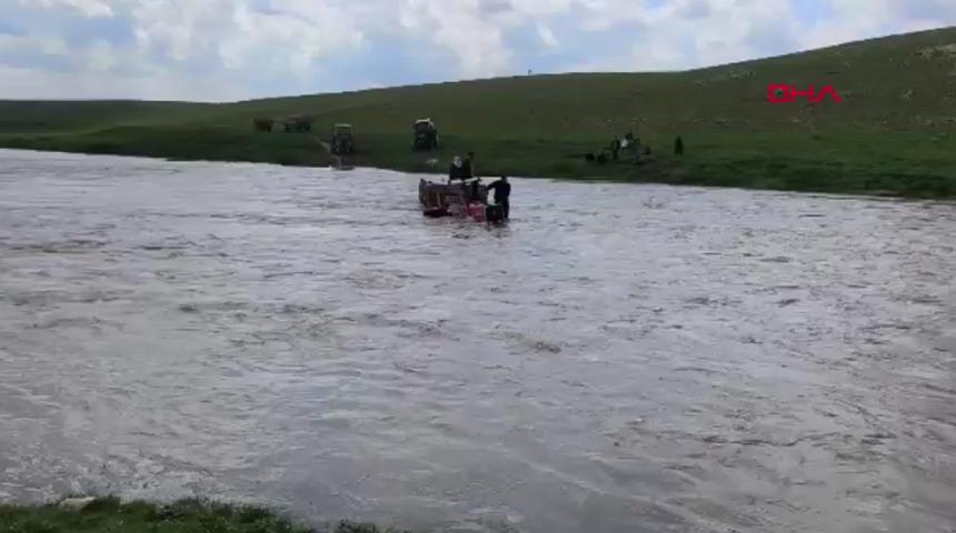 Yer: Şanlıurfa! Trakt&ouml;rle dereden ge&ccedil;erken mahsur kalan 3 kişi kurtarıldı
