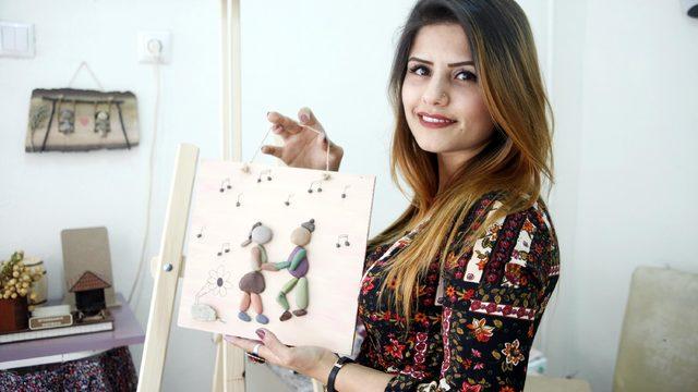 Ekmeğini taştan çıkarıyor