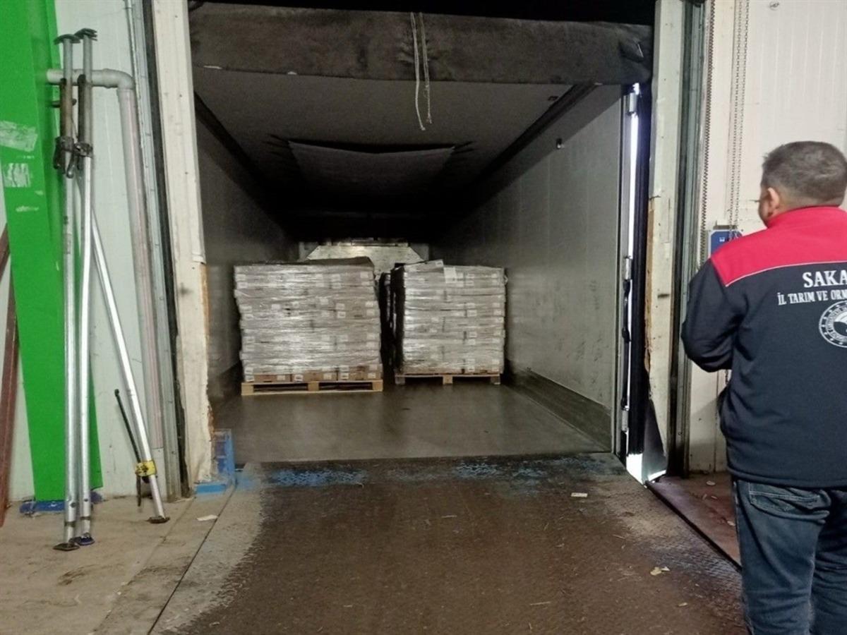 Vatandaşa yedireceklerdi! Sakarya da 32 ton son t&uuml;ketim tarihi ge&ccedil;miş tavuk eti ele ge&ccedil;irildi 2