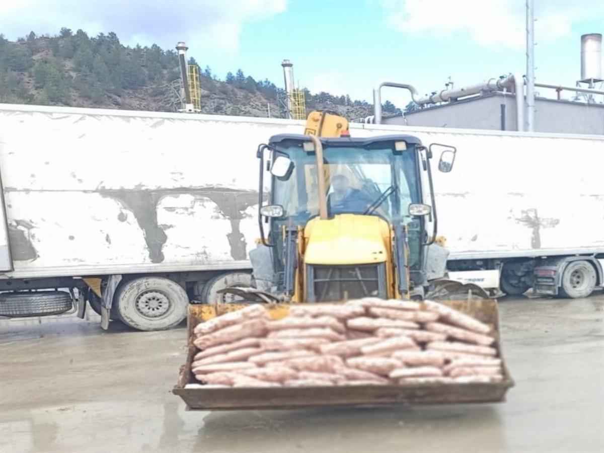 Vatandaşa yedireceklerdi! Sakarya da 32 ton son t&uuml;ketim tarihi ge&ccedil;miş tavuk eti ele ge&ccedil;irildi 4