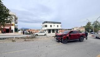 Direksiyon hakimiyetini kaybetti, 2 ağa&ccedil; ve elektrik direğini yerinden s&ouml;kt&uuml;