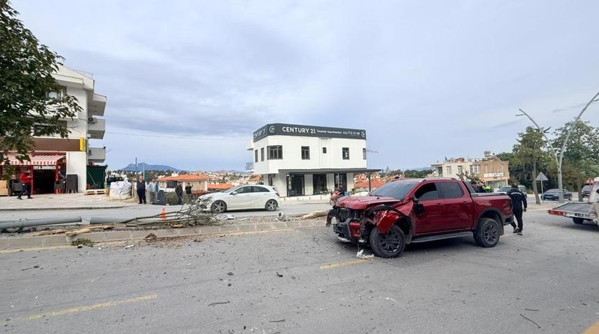 Direksiyon hakimiyetini kaybetti, 2 ağa&ccedil; ve elektrik direğini yerinden s&ouml;kt&uuml;