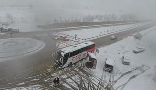 Kar yağışı kazayı beraberinde getirdi: 10 aracın karıştığı kazada 6 kişi yaralandı