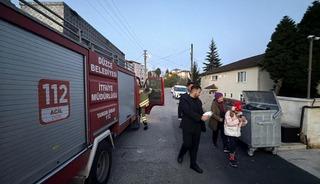 K&uuml;&ccedil;&uuml;k kızın duyarlılığı sayesinde 2 yavru kedi kurtarıldı