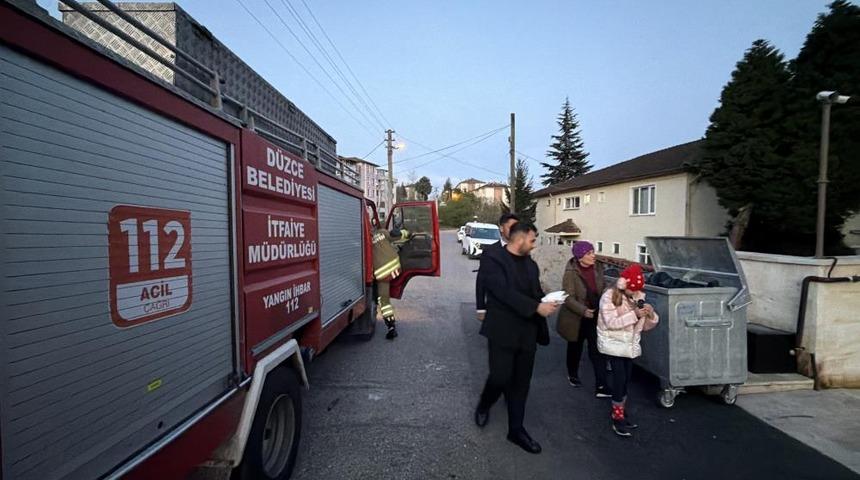 K&uuml;&ccedil;&uuml;k kızın duyarlılığı sayesinde 2 yavru kedi kurtarıldı