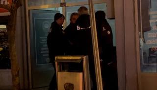 Sokak ortasında karısıyla kavga eden alkoll&uuml; şahıs g&ouml;zaltına alındı