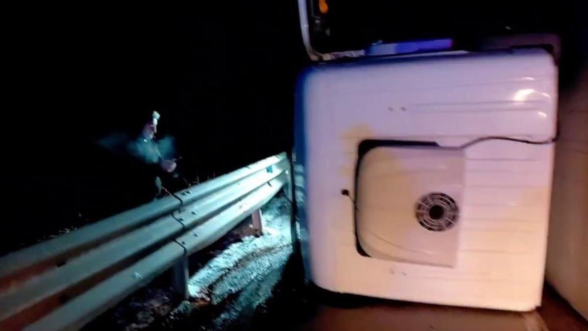 Tır yan yattı, yol trafiğe kapandı: 1 yaralı 1