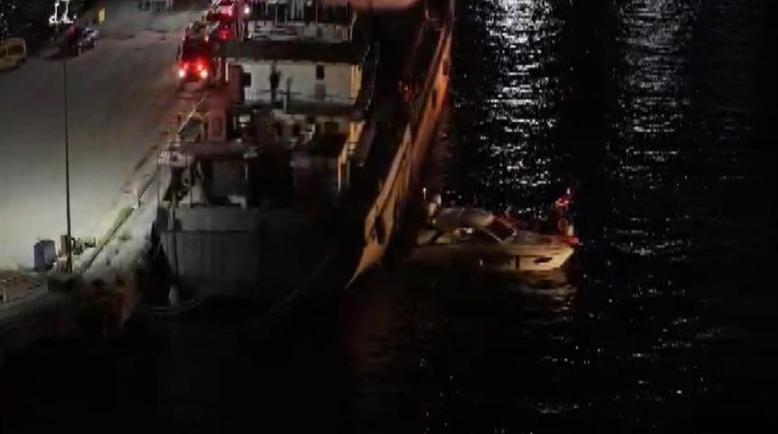 &Uuml;sk&uuml;dar'da gemiye &ccedil;arpan tekne battı; 5 kişi kurtarıldı