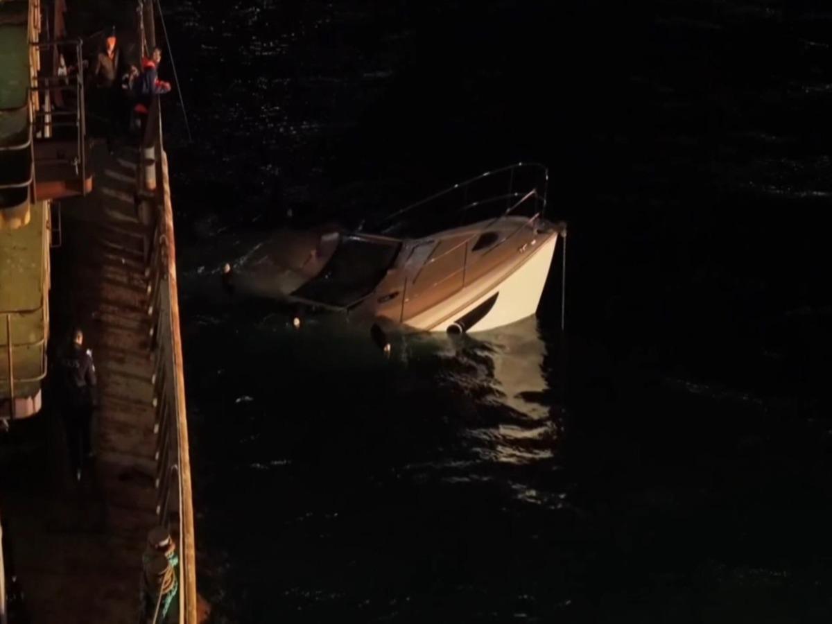 &Uuml;sk&uuml;dar da gemiye &ccedil;arpan tekne battı; 5 kişi kurtarıldı 1