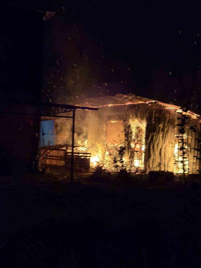 D&uuml;zce&rsquo;de bir evde yangın &ccedil;ıktı: Alevler geceyi aydınlattı 5