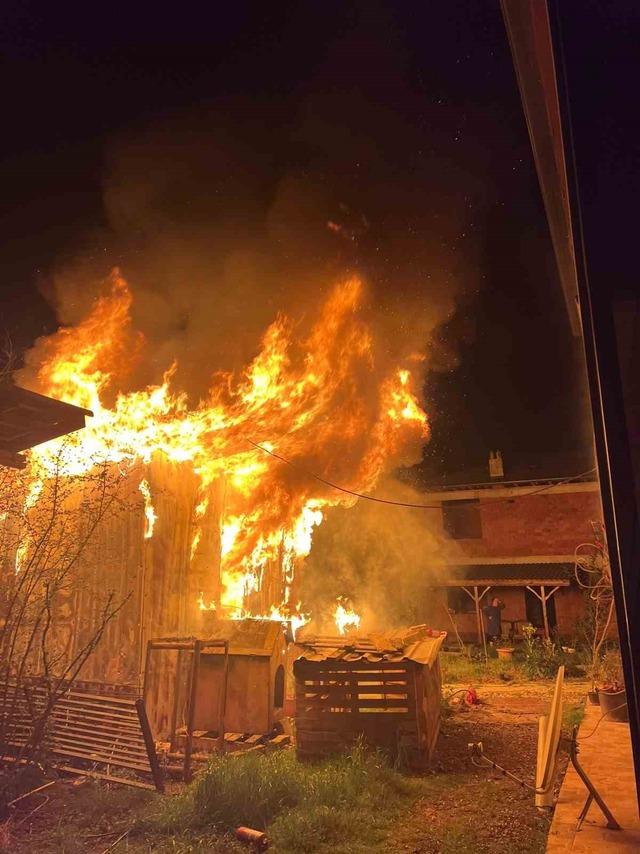 D&uuml;zce&rsquo;de bir evde yangın &ccedil;ıktı: Alevler geceyi aydınlattı 4