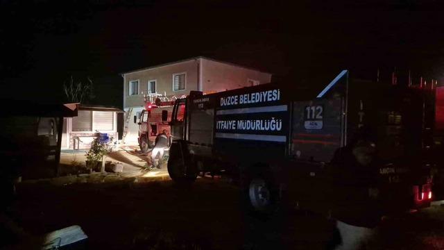 D&uuml;zce&rsquo;de bir evde yangın &ccedil;ıktı: Alevler geceyi aydınlattı 3