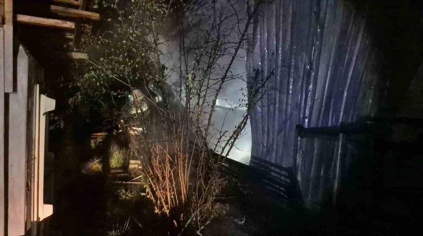 D&uuml;zce&rsquo;de bir evde yangın &ccedil;ıktı: Alevler geceyi aydınlattı