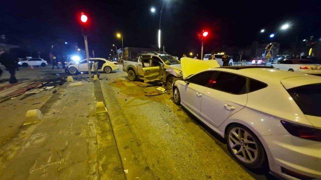 Pikap ile otomobilin çarpıştığı kazada ortalık savaş alanına döndü: 6 yaralı 8