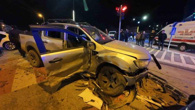 Pikap ile otomobilin çarpıştığı kazada ortalık savaş alanına döndü: 6 yaralı 7