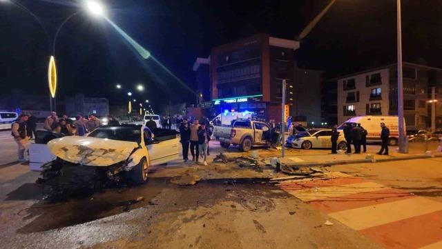 Pikap ile otomobilin çarpıştığı kazada ortalık savaş alanına döndü: 6 yaralı 6