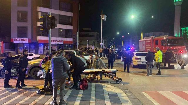 Pikap ile otomobilin çarpıştığı kazada ortalık savaş alanına döndü: 6 yaralı 3