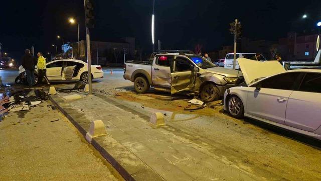 Pikap ile otomobilin çarpıştığı kazada ortalık savaş alanına döndü: 6 yaralı