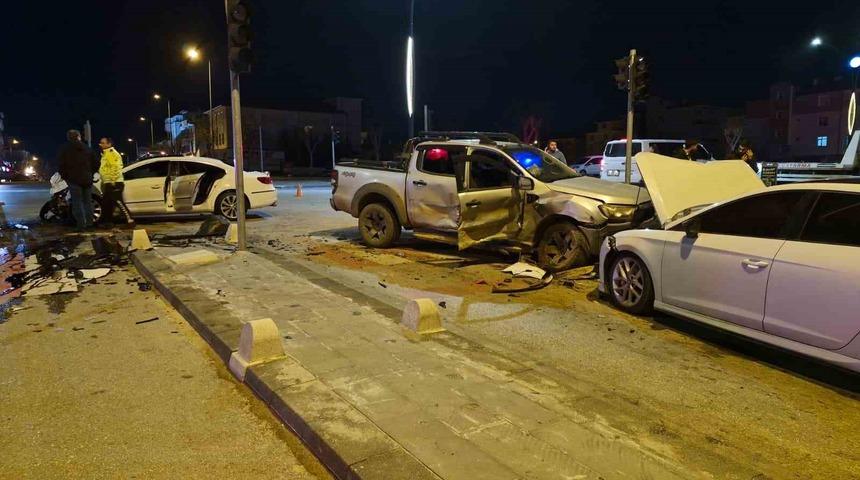 Pikap ile otomobilin &ccedil;arpıştığı kazada ortalık savaş alanına d&ouml;nd&uuml;: 6 yaralı