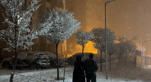 Yüksekova’da nisan karı: İlçe yeniden beyaza büründü, kartpostallık görüntüler ortaya çıktı 23