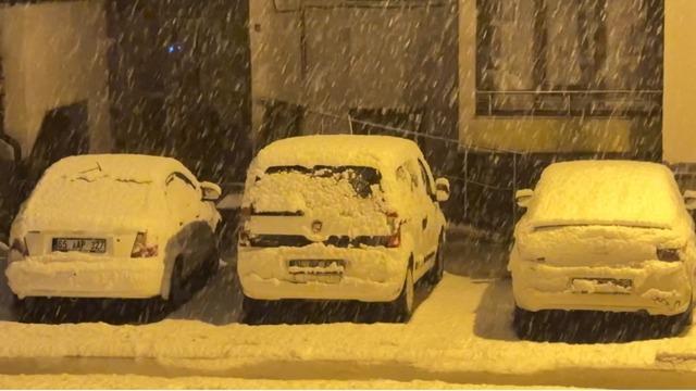 Yüksekova’da nisan karı: İlçe yeniden beyaza büründü, kartpostallık görüntüler ortaya çıktı 21