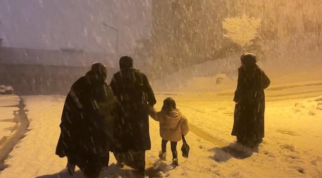 Yüksekova’da nisan karı: İlçe yeniden beyaza büründü, kartpostallık görüntüler ortaya çıktı 20