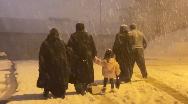 Yüksekova’da nisan karı: İlçe yeniden beyaza büründü, kartpostallık görüntüler ortaya çıktı 19