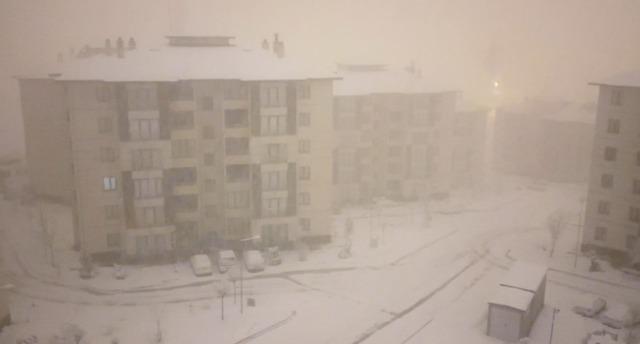 Yüksekova’da nisan karı: İlçe yeniden beyaza büründü, kartpostallık görüntüler ortaya çıktı 17