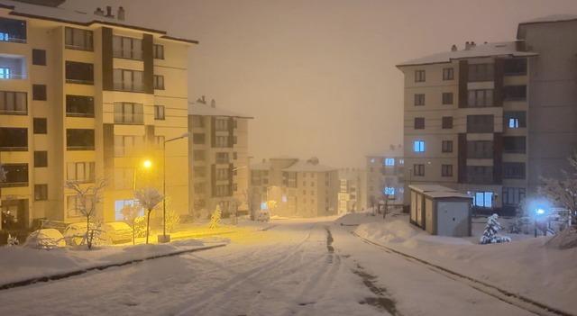 Yüksekova’da nisan karı: İlçe yeniden beyaza büründü, kartpostallık görüntüler ortaya çıktı 15