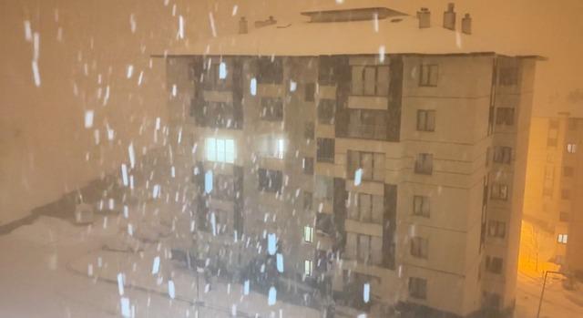 Yüksekova’da nisan karı: İlçe yeniden beyaza büründü, kartpostallık görüntüler ortaya çıktı 14