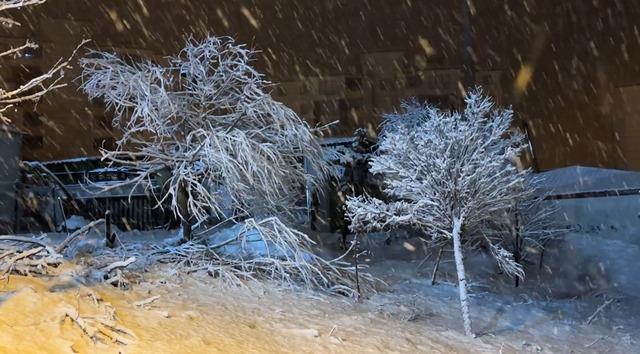 Yüksekova’da nisan karı: İlçe yeniden beyaza büründü, kartpostallık görüntüler ortaya çıktı 13