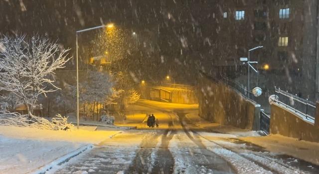 Yüksekova’da nisan karı: İlçe yeniden beyaza büründü, kartpostallık görüntüler ortaya çıktı 12