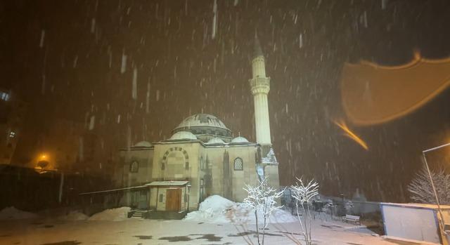 Yüksekova’da nisan karı: İlçe yeniden beyaza büründü, kartpostallık görüntüler ortaya çıktı 11