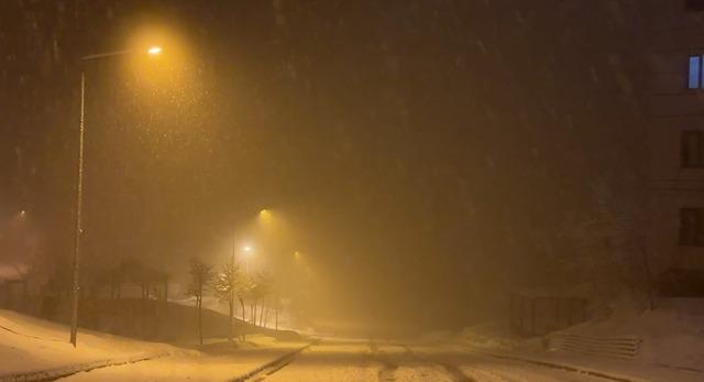 Yüksekova’da nisan karı: İlçe yeniden beyaza büründü, kartpostallık görüntüler ortaya çıktı 9