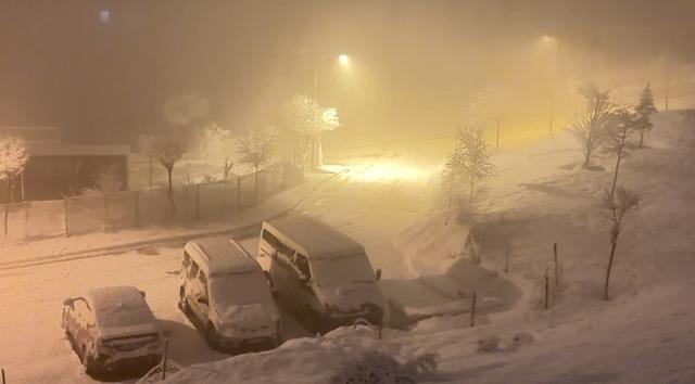 Yüksekova’da nisan karı: İlçe yeniden beyaza büründü, kartpostallık görüntüler ortaya çıktı 8