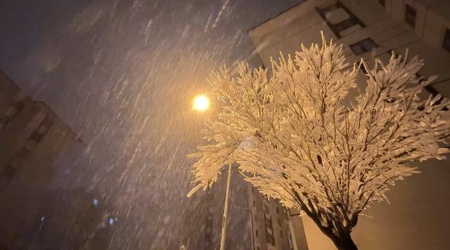 Yüksekova’da nisan karı: İlçe yeniden beyaza büründü, kartpostallık görüntüler ortaya çıktı 6