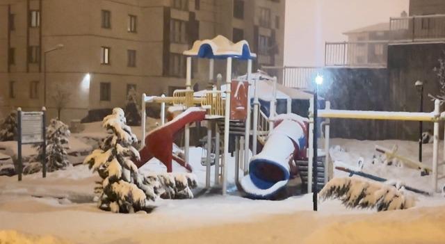 Yüksekova’da nisan karı: İlçe yeniden beyaza büründü, kartpostallık görüntüler ortaya çıktı 4