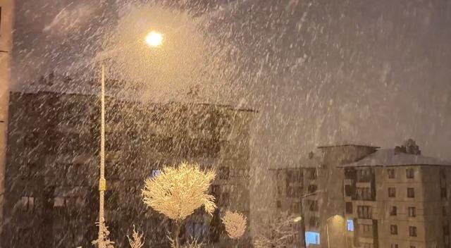 Yüksekova’da nisan karı: İlçe yeniden beyaza büründü, kartpostallık görüntüler ortaya çıktı 3