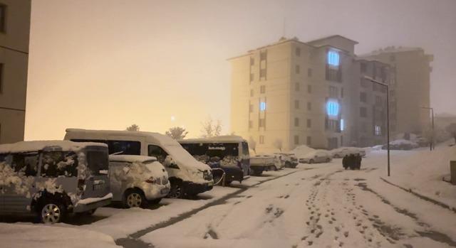 Yüksekova’da nisan karı: İlçe yeniden beyaza büründü, kartpostallık görüntüler ortaya çıktı 2