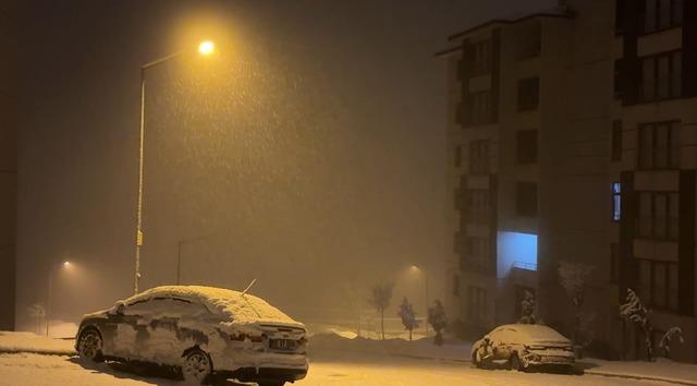 Yüksekova’da nisan karı: İlçe yeniden beyaza büründü, kartpostallık görüntüler ortaya çıktı 1